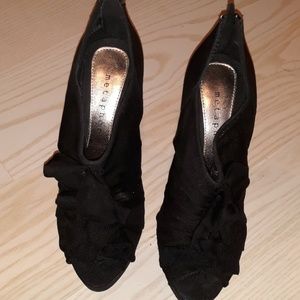 Metaphor Black heels